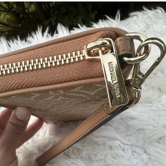 Michael Kors wallet - Picture 2 of 5